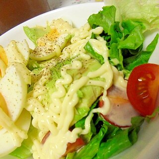 アボカドと卵の野菜サラダ